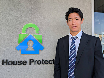 �� ���E